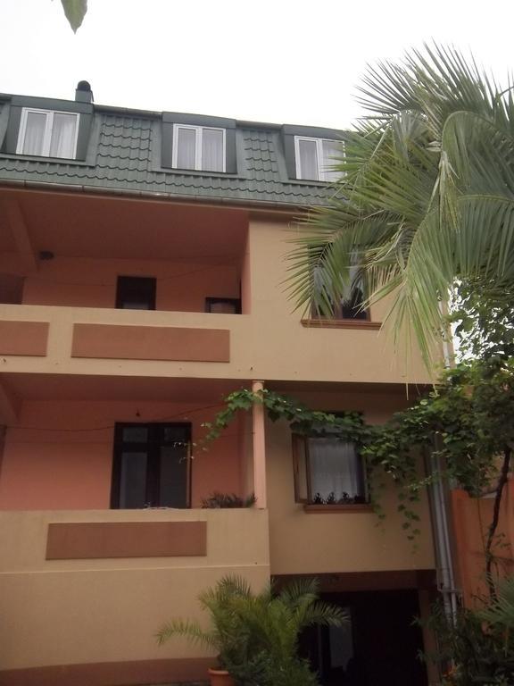 Temo'S Guesthouse Sarpi Luaran gambar